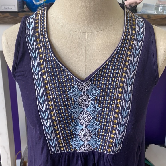 Knox Rose Embroidered Sleeveless Top - Picture 2 of 5